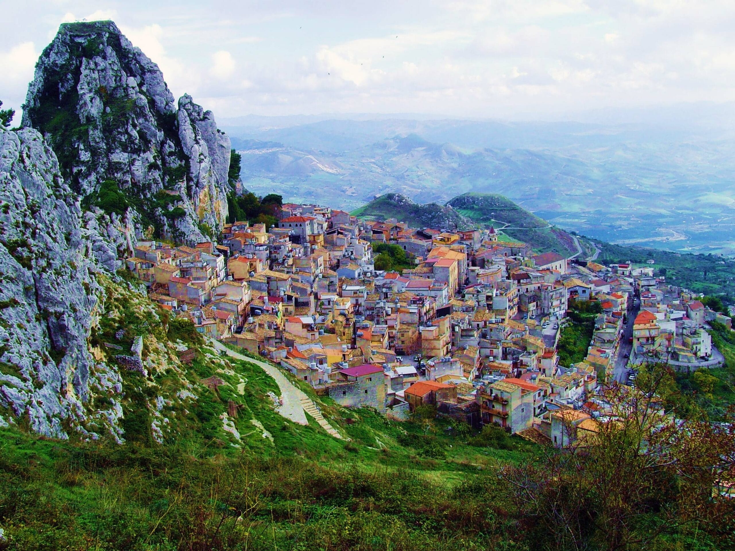 Caltabellotta: un gioiello sospeso tra storia, leggende e panorami mozzafiato