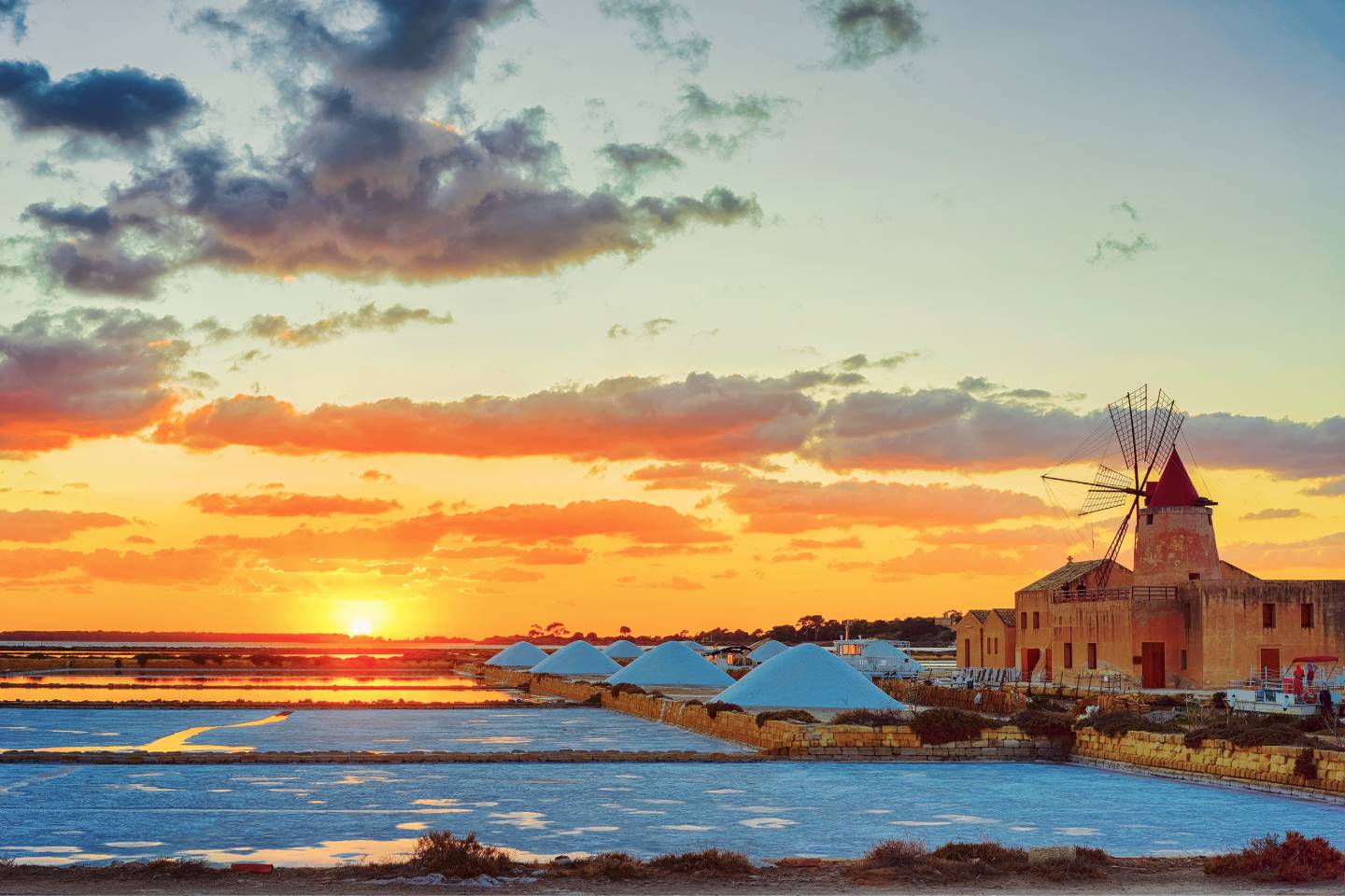 Saline di Trapani e Marsala: tra mulini a vento, fenicotteri e tramonti magici
